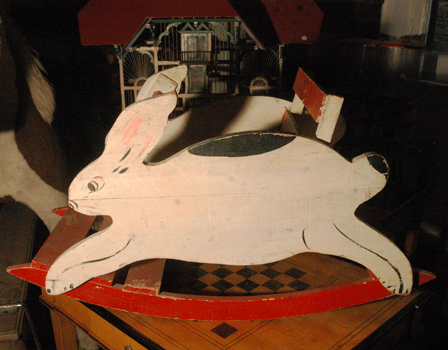 Dondolo in legno, per bambini a forma di coniglio