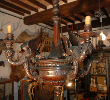 Antico lampadario in legno di rovere, con grifoni