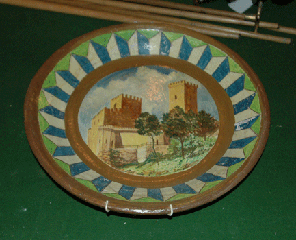 Piatto in ceramica decorata, con castello