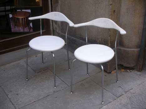Coppia di sedie in plastica bianca e metallo