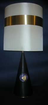 Lampada da tavolo, in metallo, con base illuminata