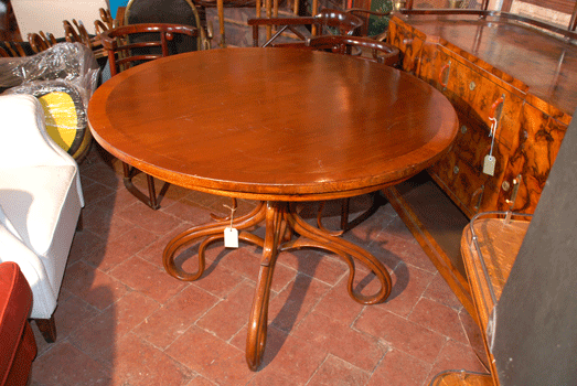 Beech round table Thonet, with wonderful legs, model number 3